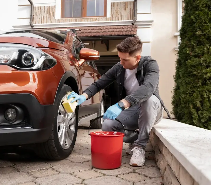 Lavage auto à domicile Fépin : professionnel intervenant sur un véhicule